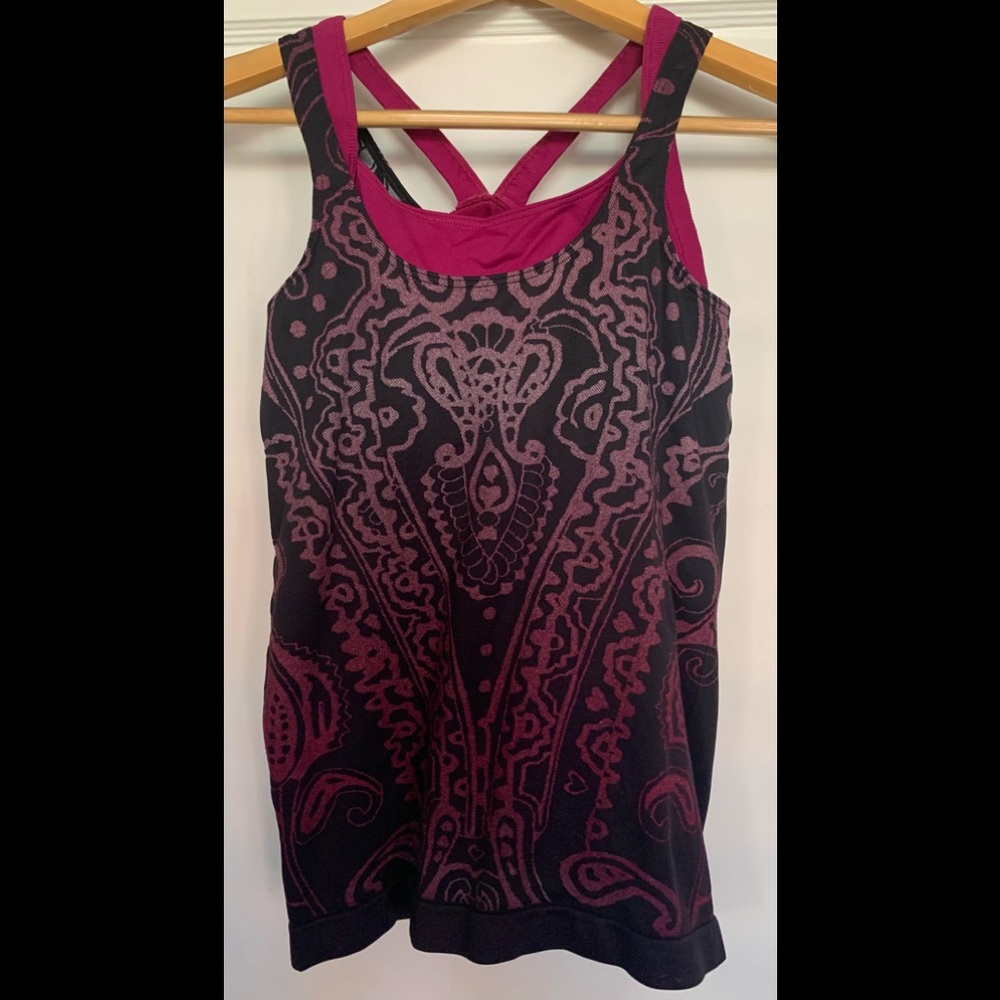 Athleta Yoga Tank Top With Built In Shelf Bra with a 
Paisley Print.
Size XS